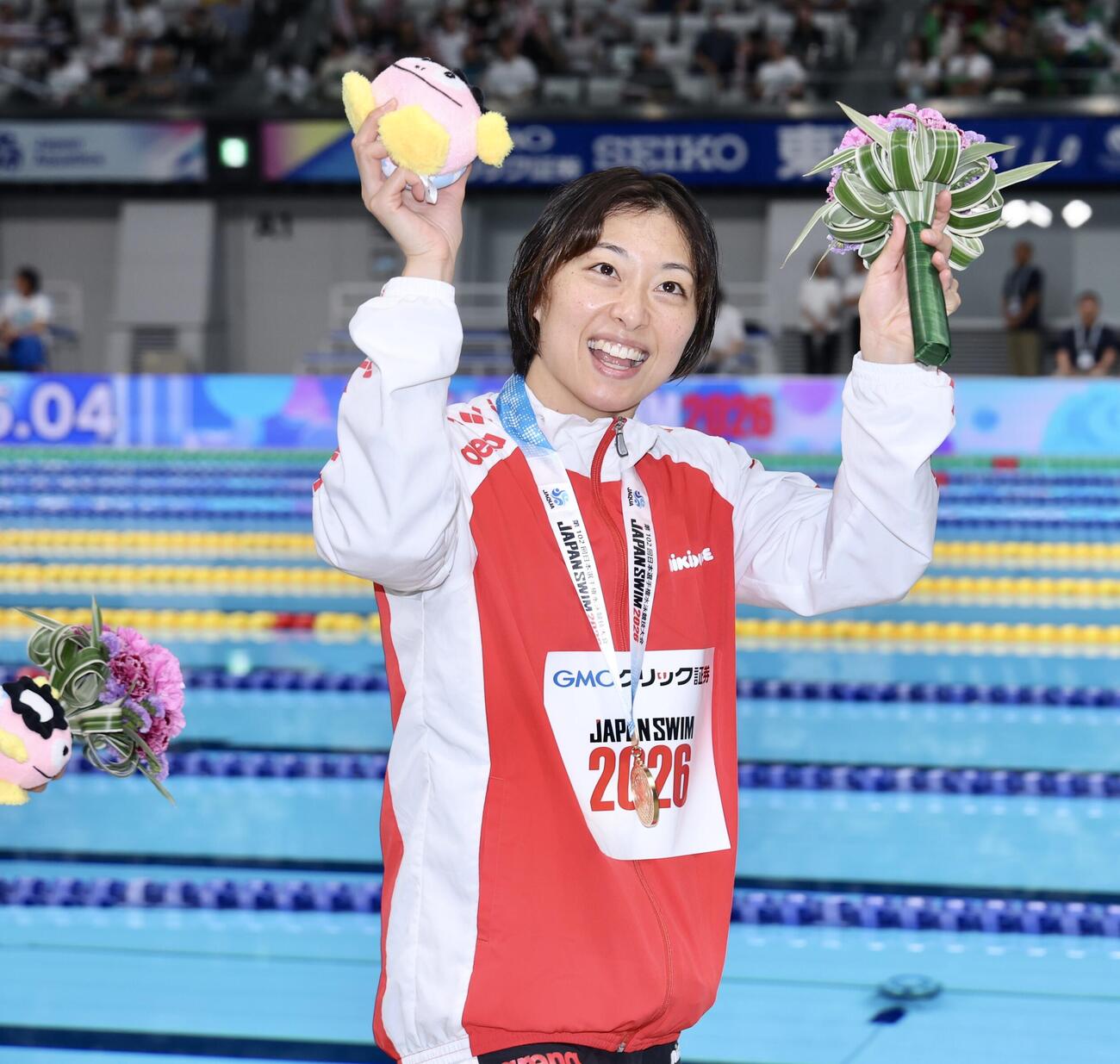 第102回日本選手権水泳競技大会　第4日　女子50メートル平泳ぎで優勝し、声援に応えながら引き揚げる鈴木聡美（撮影・河田真司）
