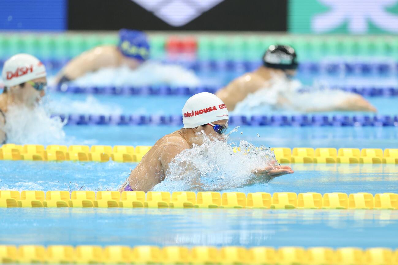 第102回日本選手権水泳競技大会　第4日　女子50メートル平泳ぎ決勝で力泳する鈴木聡美（中央）（撮影・河田真司）