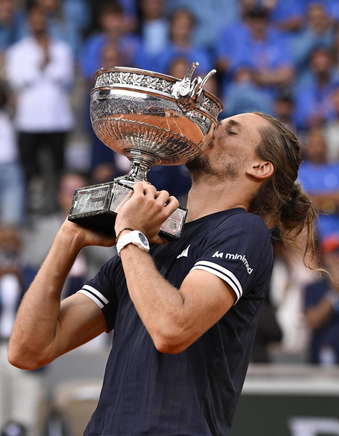 男子シングルスで初優勝し、トロフィーにキスするアレクサンダー・ズベレフ（共同）