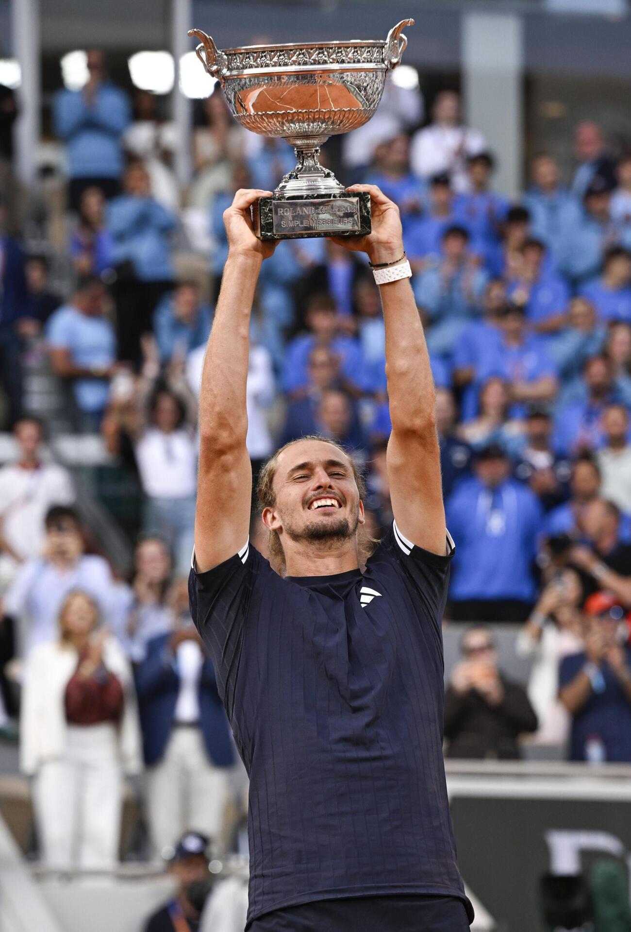 男子シングルスで初優勝し、トロフィーを掲げるアレクサンダー・ズベレフ（共同）