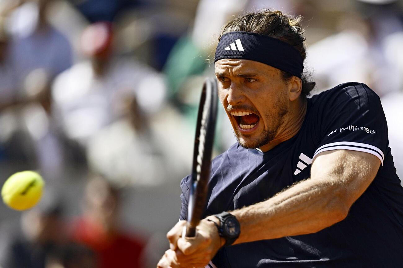 男子シングルス決勝でプレーするアレクサンダー・ズベレフ（共同）