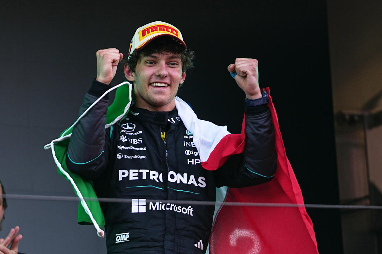 F1第6戦モナコGPで優勝を飾り、ポーズを見せるアントネッリ（AP）
