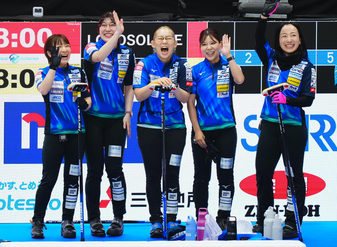 カーリング日本選手権　女子予選　ロコ・ソラーレ対SC軽井沢ク　試合前笑顔を見せるロコ・ソラーレの選手たち（撮影・垰建太）