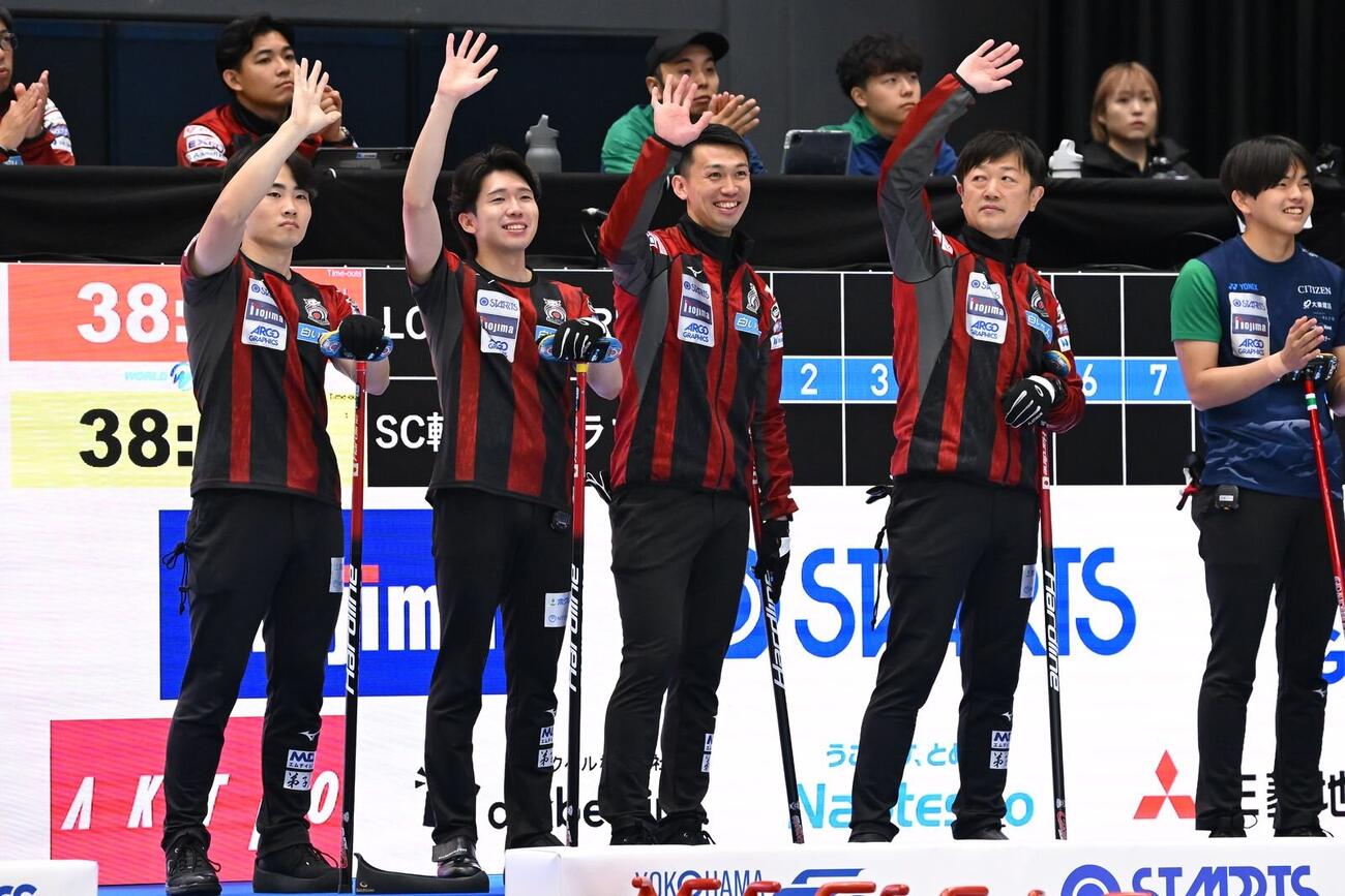 試合前にあいさつするコンサドーレのメンバー。左から大内遥斗、中原亜星、清水徹郎、阿部晋也（C）JCA（H.IDE）