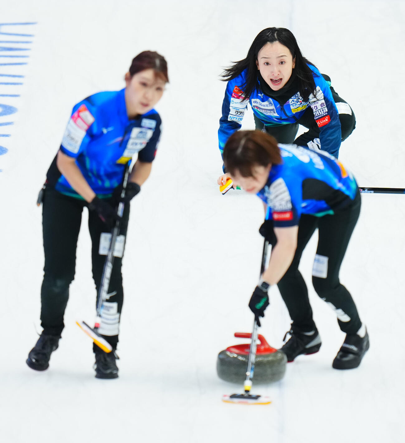 カーリング日本選手権　女子予選　ロコ・ソラーレ対SC軽井沢ク　第2エンド、ストーンを投じるロコ・ソラーレの藤沢五月（右）（撮影・垰建太）