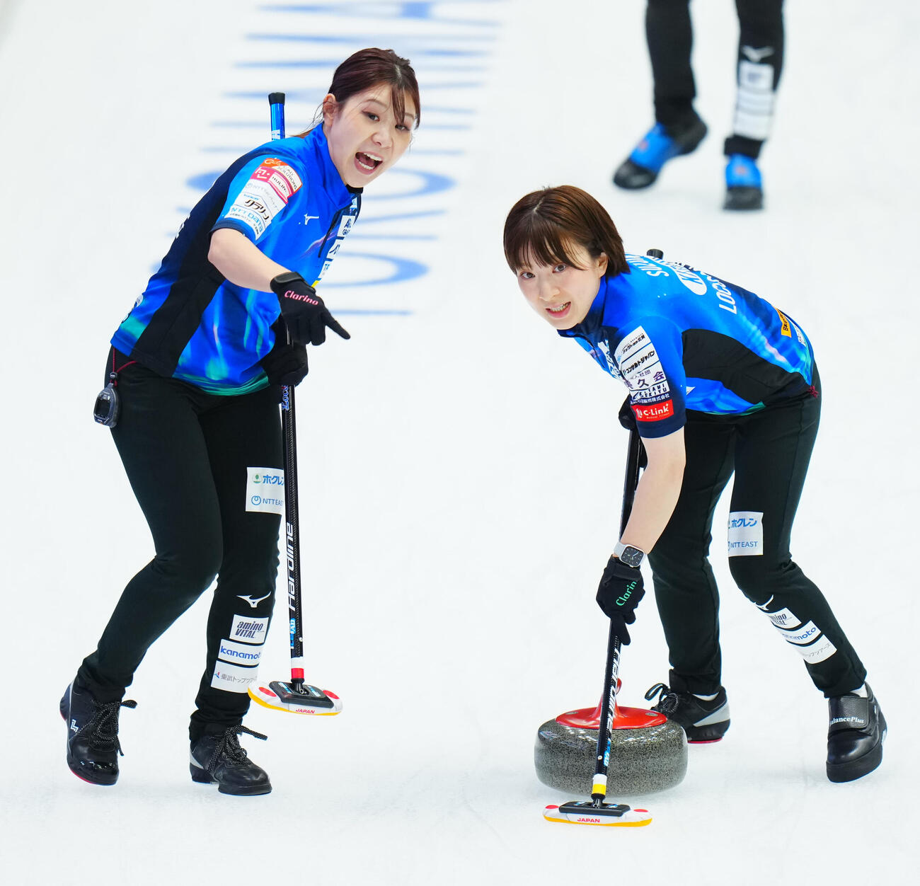 カーリング日本選手権　女子予選　ロコ・ソラーレ対SC軽井沢ク　第2エンド、スイープする鈴木夕湖（右）と吉田夕梨花（撮影・垰建太）