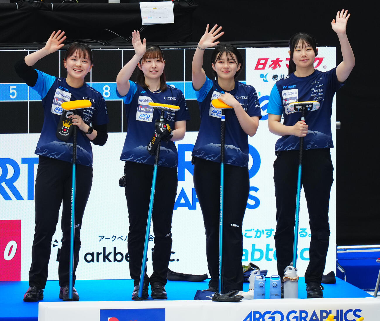 カーリング日本選手権　女子予選　ロコ・ソラーレ対SC軽井沢ク　試合前笑顔を見せるSC軽井沢クの選手たち（撮影・垰建太）