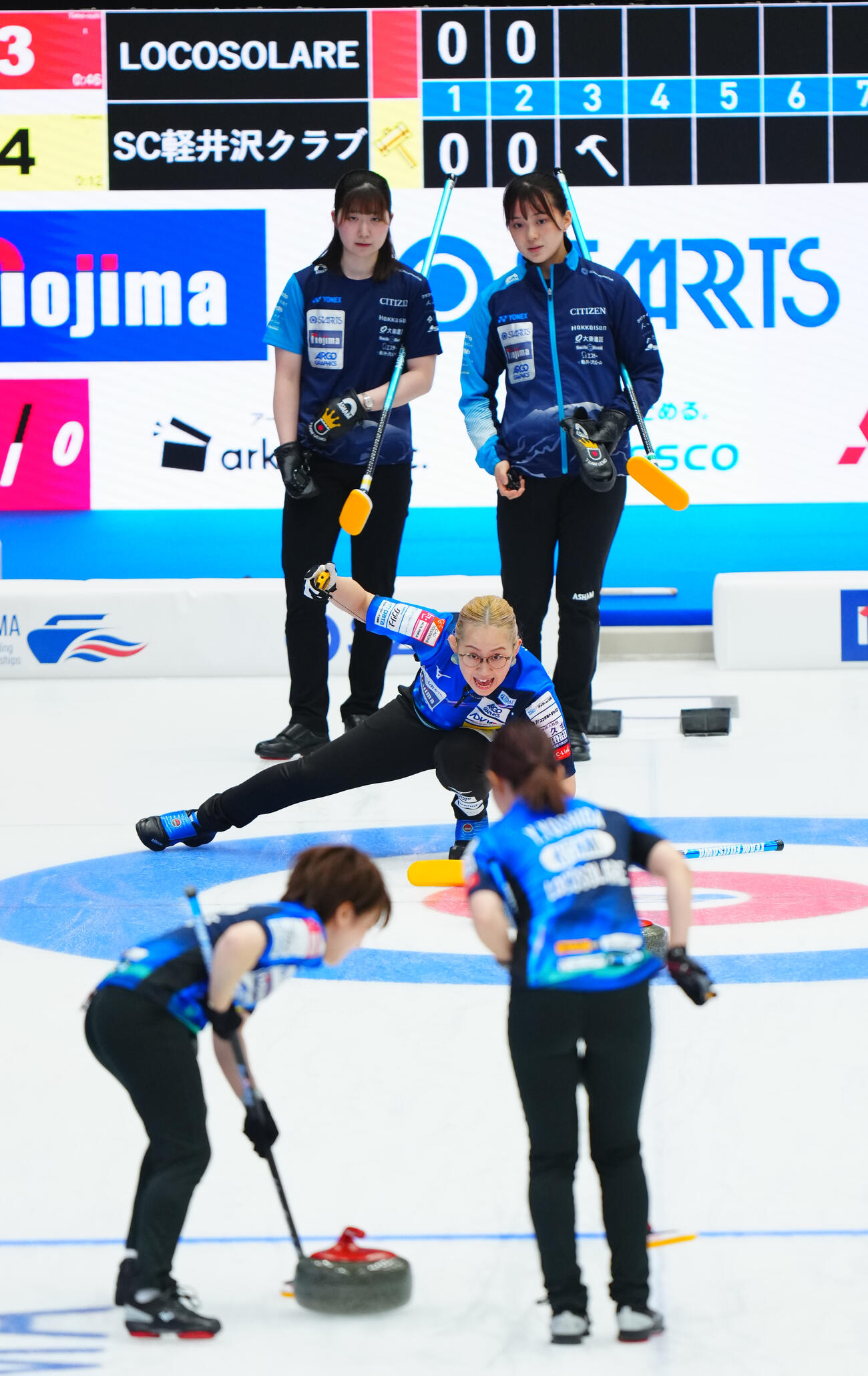 カーリング日本選手権　女子予選　ロコ・ソラーレ対SC軽井沢ク　第3エンド、指示を出すロコ・ソラーレ小穴桃里（中央）（撮影・垰建太）＝2026年6月8日