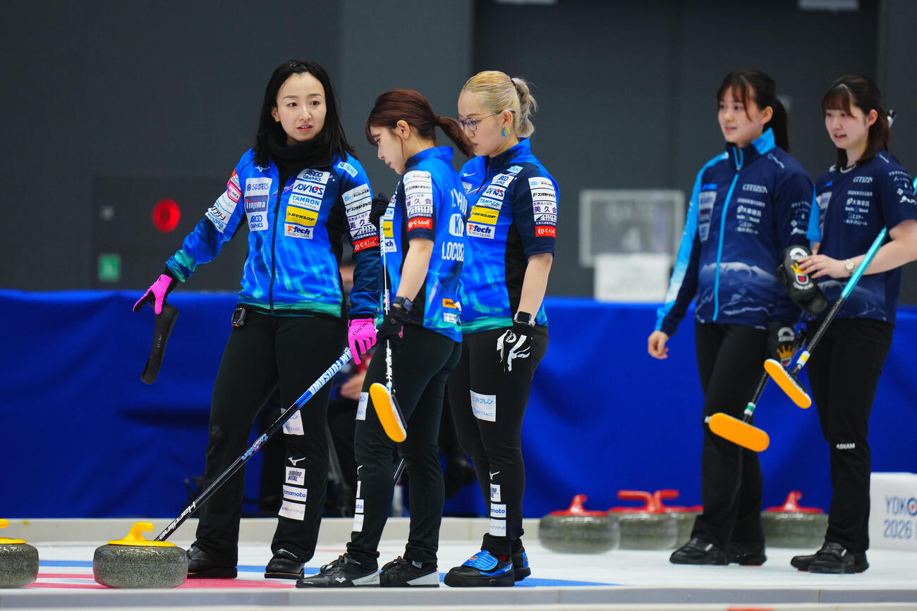 カーリング日本選手権　女子予選　ロコ・ソラーレ対SC軽井沢ク　第5エンド、ストーンの状況を見て考えるロコ・ソラーレの選手たち（撮影・垰建太）