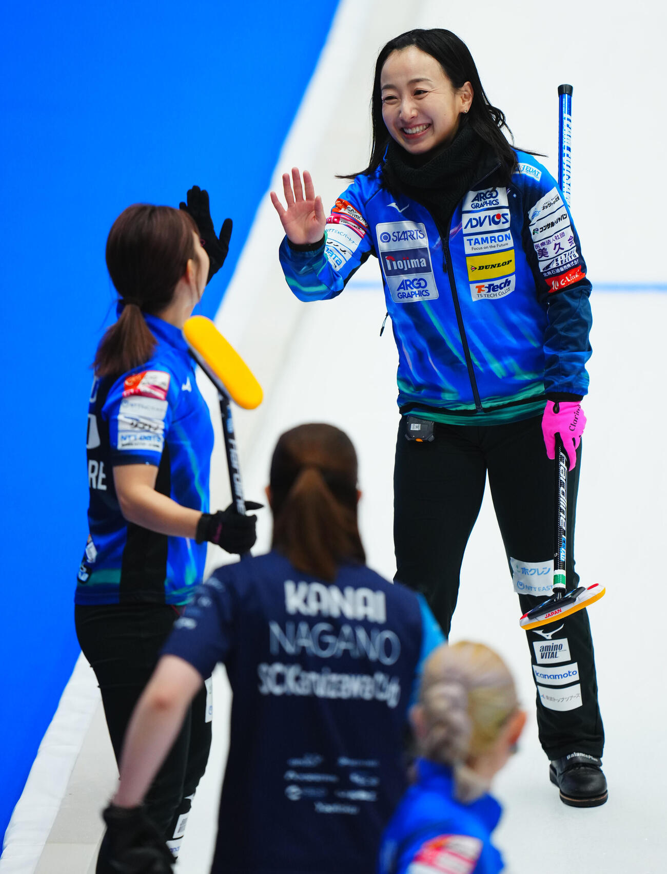 カーリング日本選手権　女子予選　ロコ・ソラーレ対SC軽井沢ク　第2エンド、相手ストーンをはじき出し笑顔を見せるロコ・ソラーレの藤沢五月（右）（撮影・垰建太）