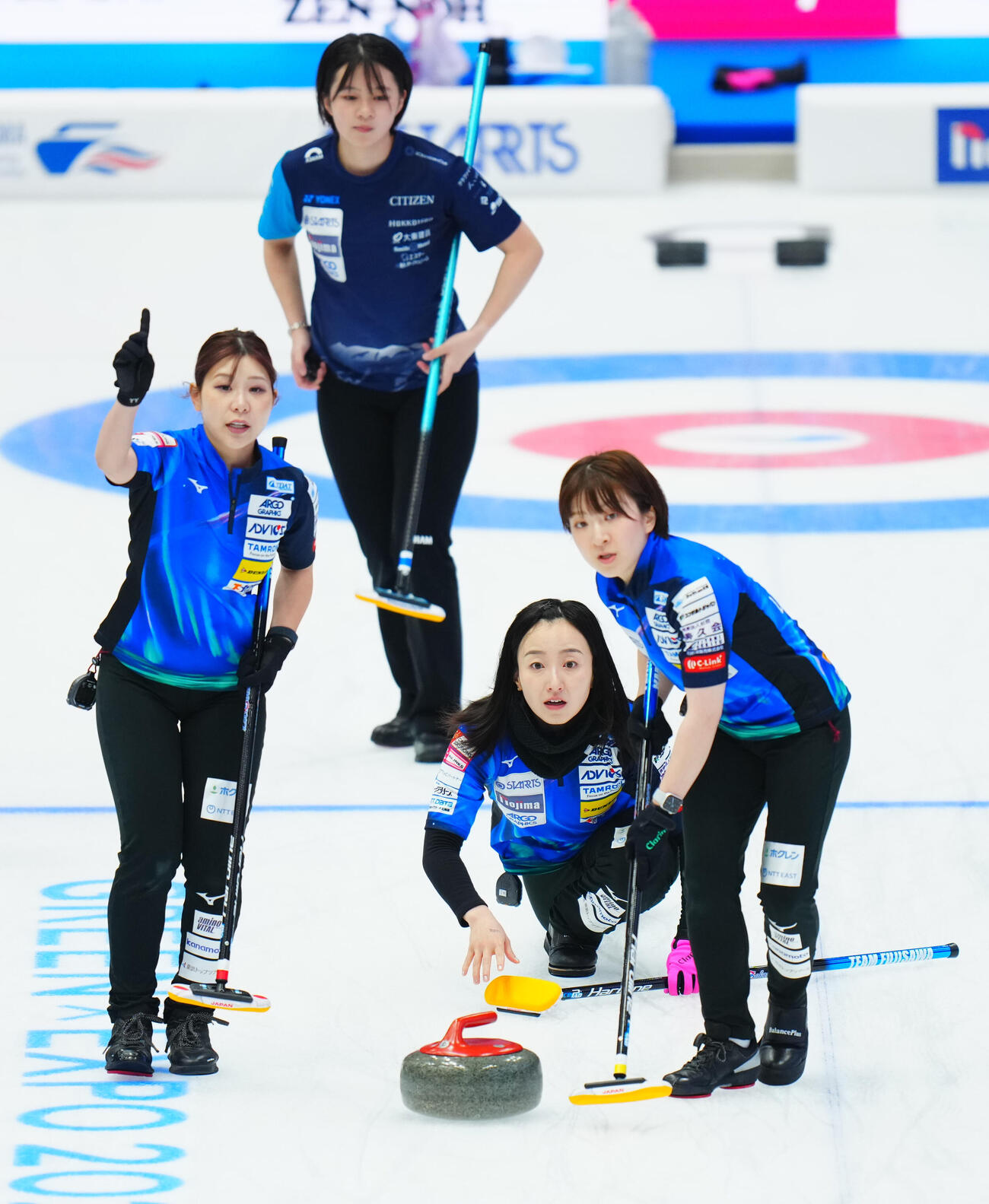 カーリング日本選手権　女子予選　ロコ・ソラーレ対SC軽井沢ク　第1エンド、ストーンを投じるロコ・ソラーレ藤沢五月（中央）（撮影・垰建太）