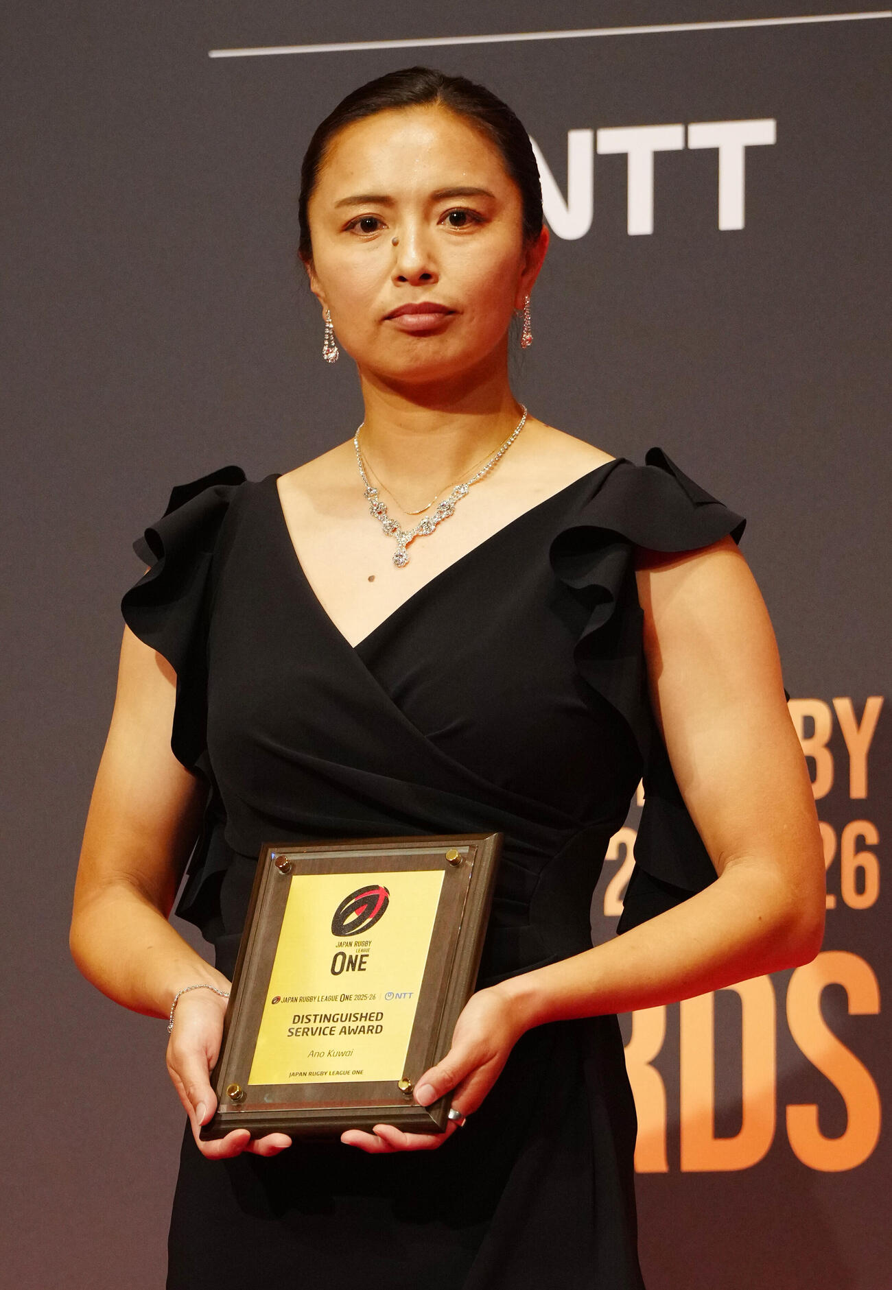 ラグビー・リーグワンの表彰式で功労賞の表彰を受ける桑井亜乃さん（撮影・江口和貴）＝2026年6月8日