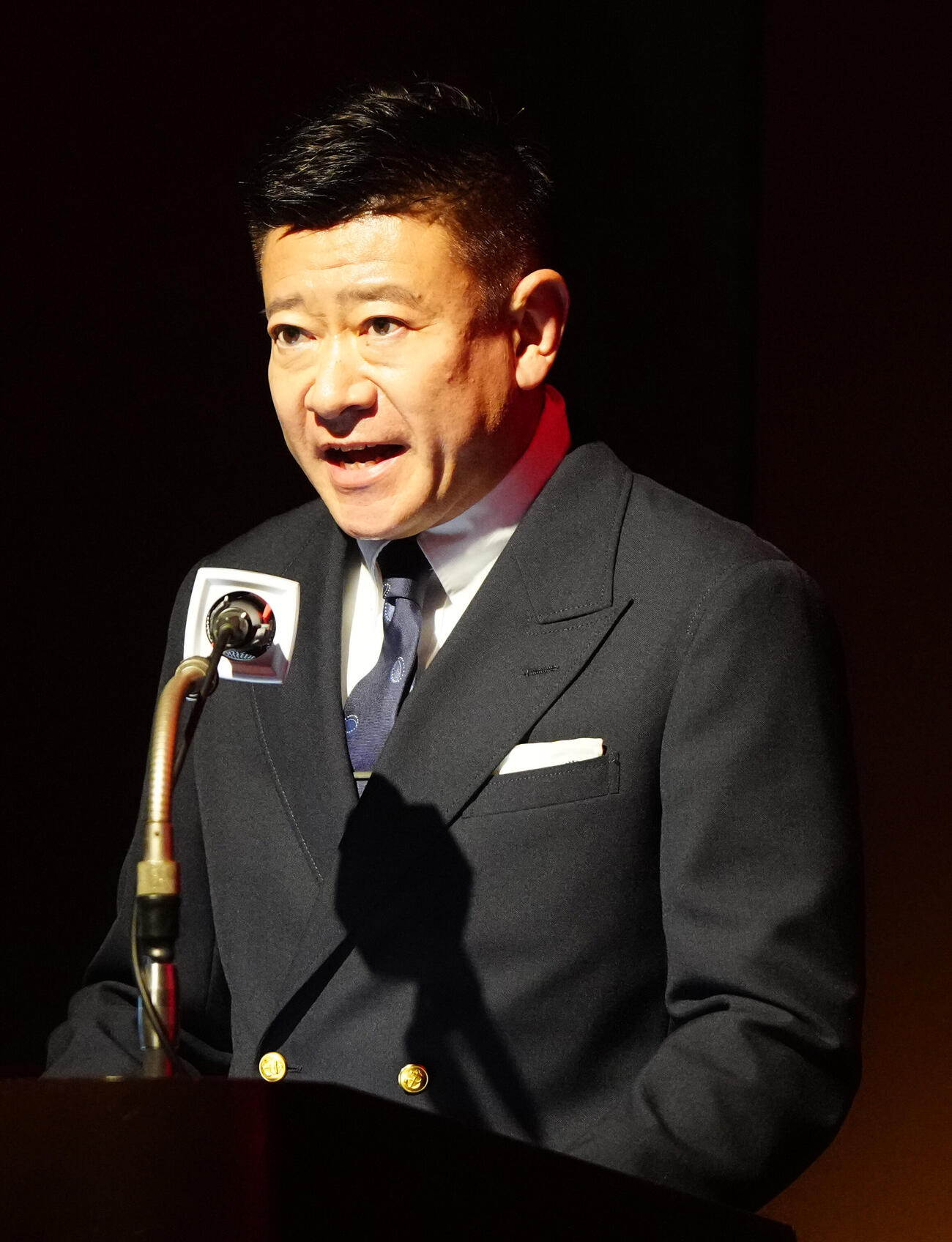 ラグビー・リーグワンの表彰式で司会を務める矢野武氏（撮影・江口和貴）＝2026年6月8日