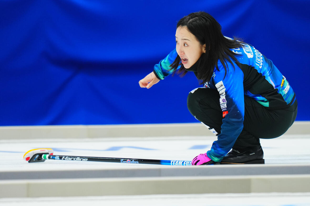 カーリング日本選手権　女子予選　ロコ・ソラーレ対SC軽井沢ク　第6エンド、ストーンを投じ指示を出すロコ・ソラーレ藤沢五月（撮影・垰建太）