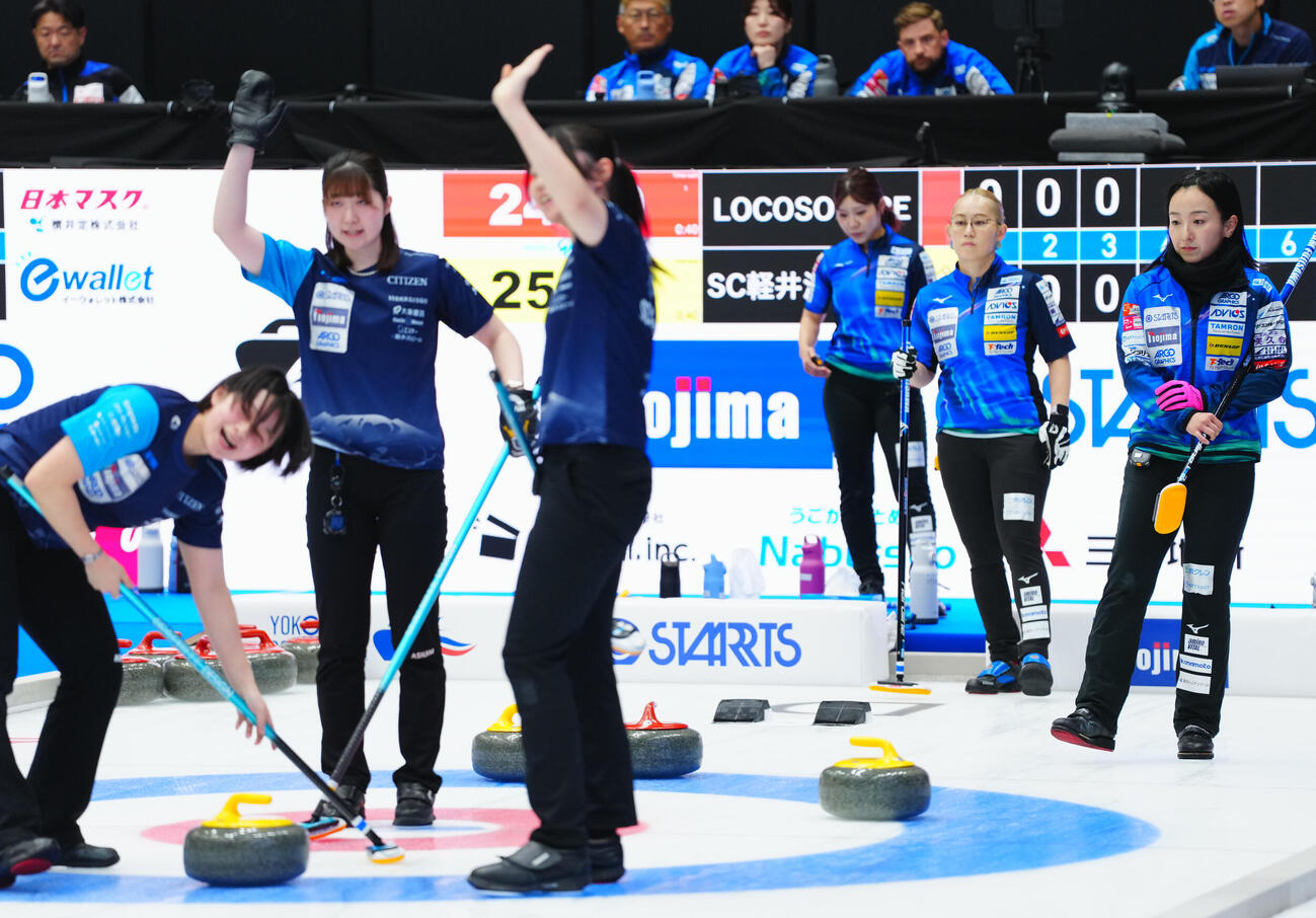 カーリング日本選手権　女子予選　ロコ・ソラーレ対SC軽井沢ク　第4エンド、得点を許し渋い表情のロコ・ソラーレ藤沢五月（右）ら（撮影・垰建太）