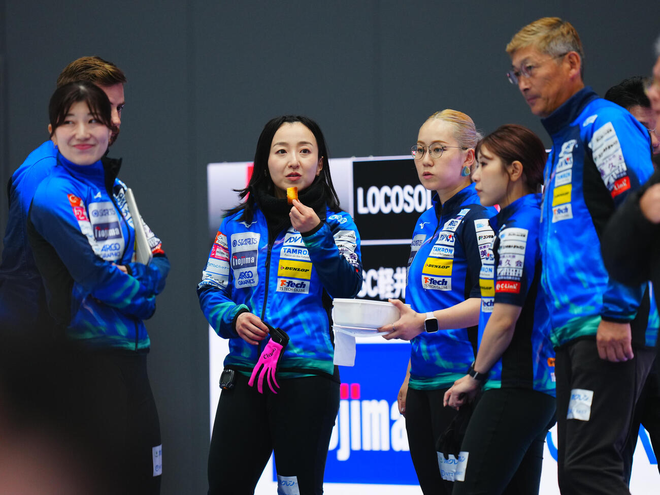 カーリング日本選手権　女子予選　ロコ・ソラーレ対SC軽井沢ク　第5エンドを終え軽食を摂りながら話し合う藤沢五月（中央）らロコ・ソラーレの選手たち（撮影・垰建太）
