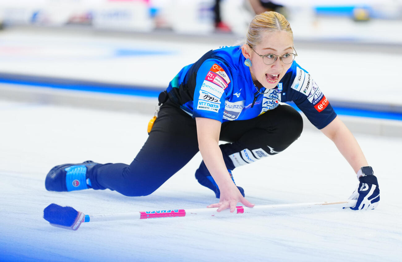 カーリング日本選手権　女子予選　ロコ・ソラーレ対SC軽井沢ク　第4エンド、指示を出すロコ・ソラーレ小穴桃里（撮影・垰建太）