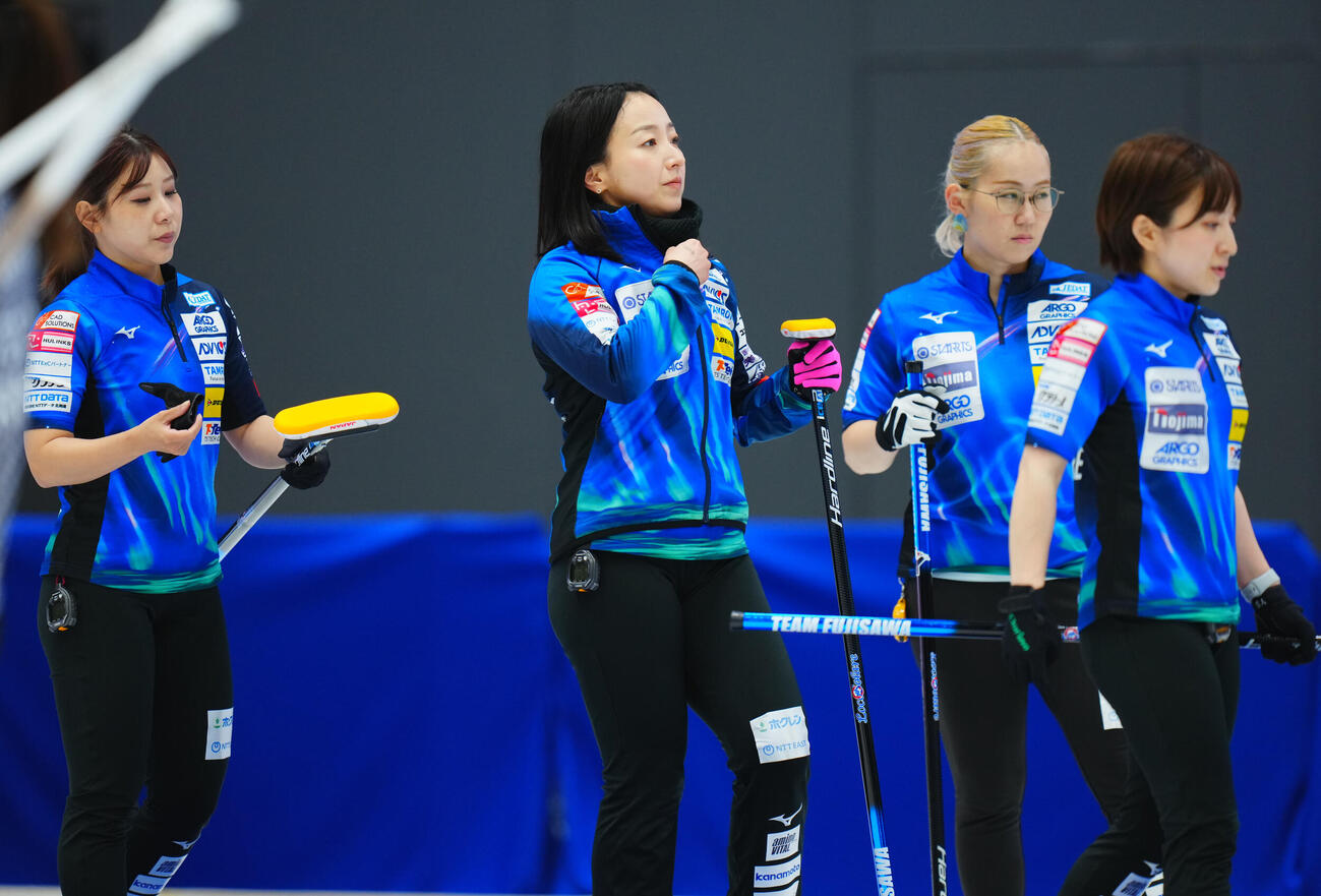 カーリング日本選手権　女子予選　ロコ・ソラーレ対SC軽井沢ク　第6エンドを終え渋い表情のロコ・ソラーレの選手たち（撮影・垰建太）