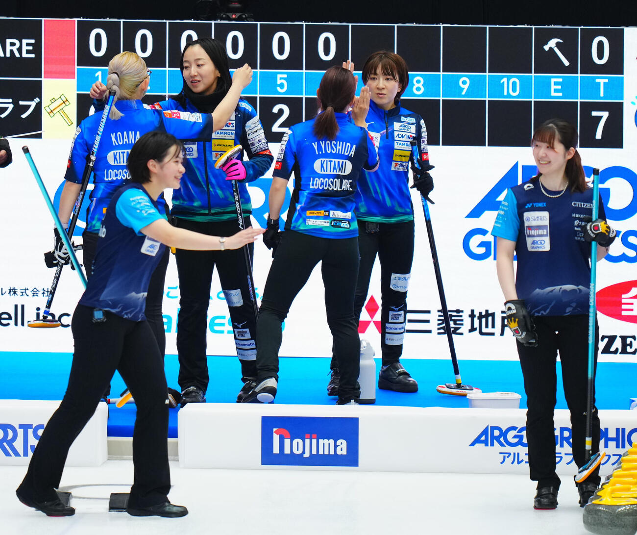 カーリング日本選手権　女子予選　ロコ・ソラーレ対SC軽井沢ク　試合に敗れ健闘をたたえ合うロコ・ソラーレの選手たち（撮影・垰建太）
