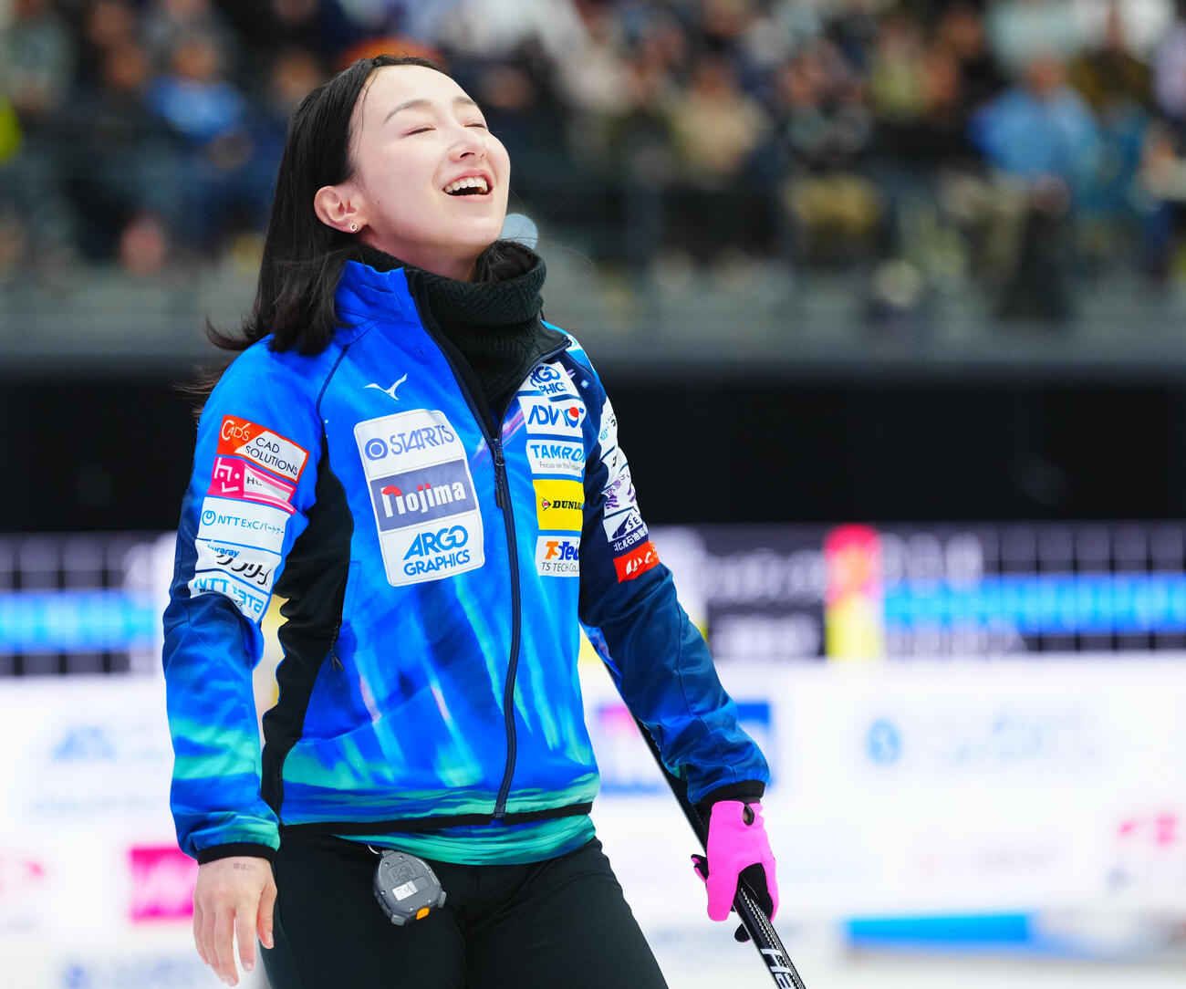カーリング日本選手権　女子予選　ロコ・ソラーレ対SC軽井沢ク　第4エンド、ストーンを投じ悔しげなロコ・ソラーレ藤沢五月（撮影・垰建太）