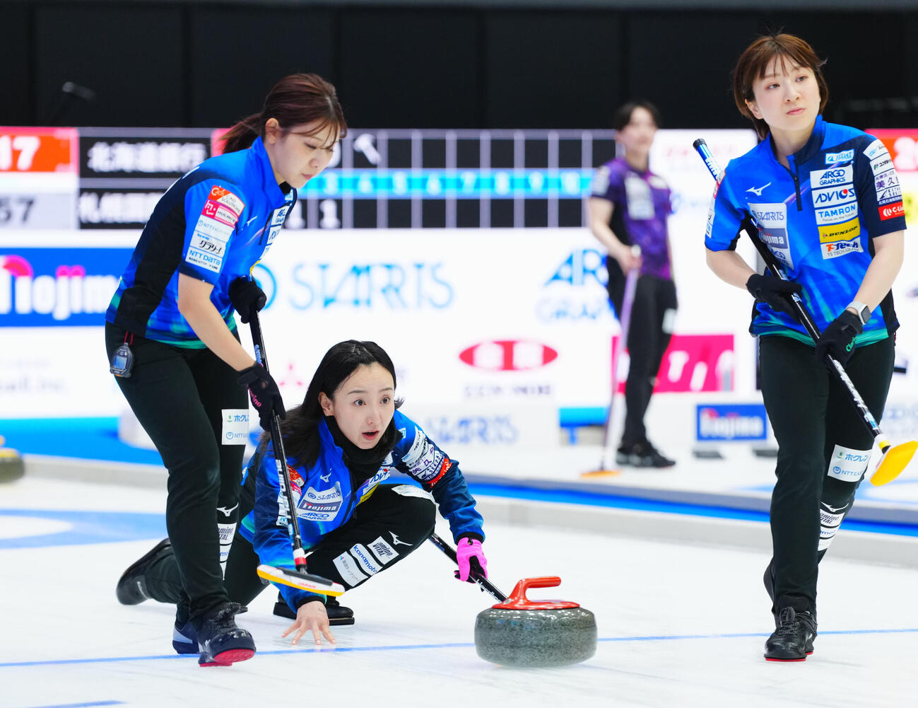 カーリング日本選手権　女子予選　ロコ・ソラーレ対SC軽井沢ク　第4エンド、ストーンを投じるロコ・ソラーレ藤沢五月（中央）（撮影・垰建太）