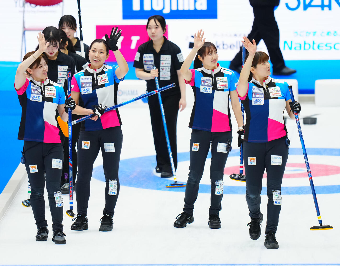 フォルティウス対京都大　試合に勝利しスタンドに笑顔を見せるフォルティウスの選手たち（撮影・垰建太）