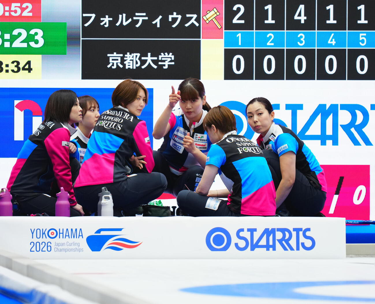 フォルティウス対京都大　軽食を摂りながら話し合うフォルティウスの選手たち（撮影・垰建太）