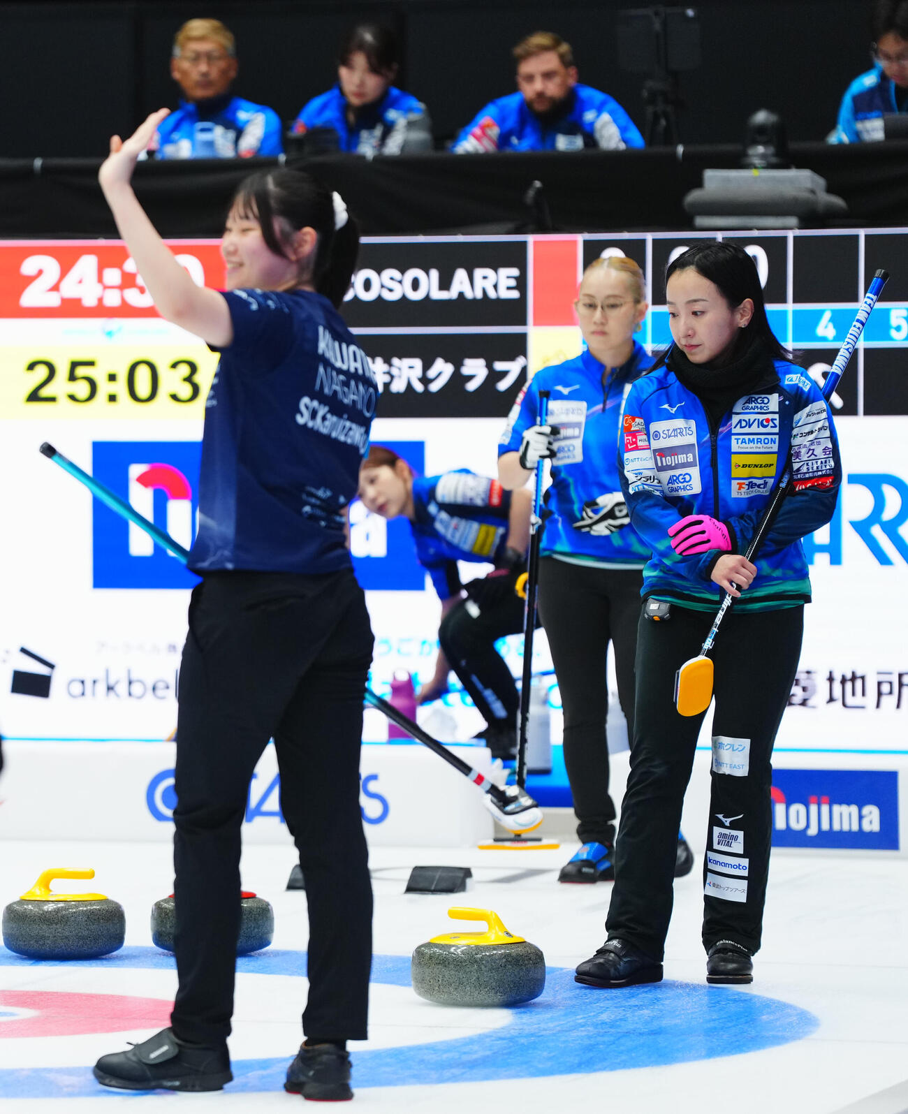 カーリング日本選手権　女子予選　ロコ・ソラーレ対SC軽井沢ク　第4エンド、3点を奪われ渋い表情の藤沢五月（右）らロコ・ソラーレの選手たち（撮影・垰建太）