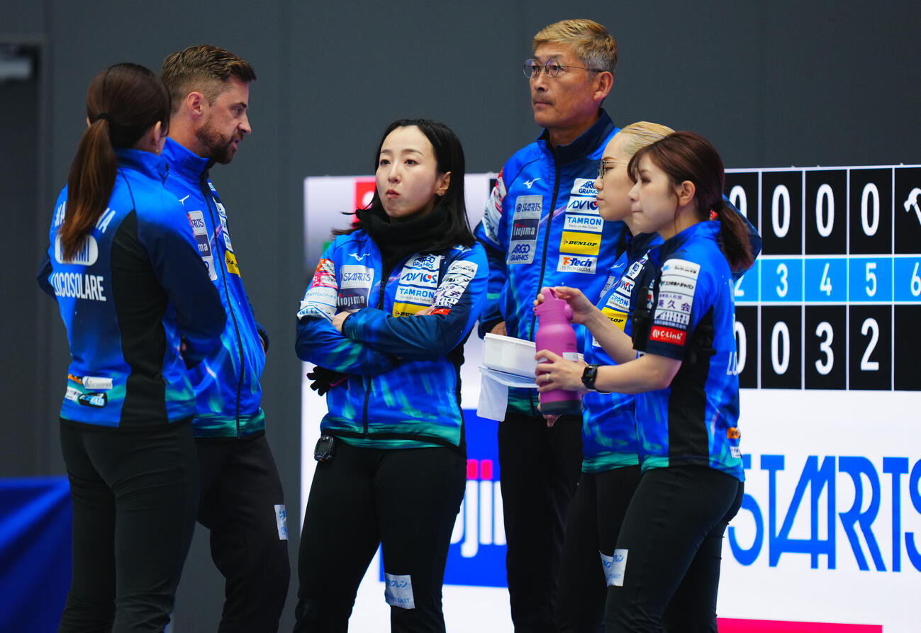 カーリング日本選手権　女子予選　ロコ・ソラーレ対SC軽井沢ク　第5エンドを終え、5点差をつけられ話し合う藤沢五月（中央）らロコ・ソラーレの選手たち（撮影・垰建太）