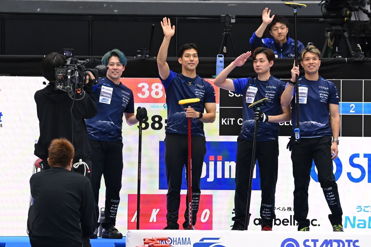 試合前にあいさつするSC軽井沢クのメンバー。左から小泉聡、谷田康真、栁沢李空、山口剛史（C）JCA（H.IDE）