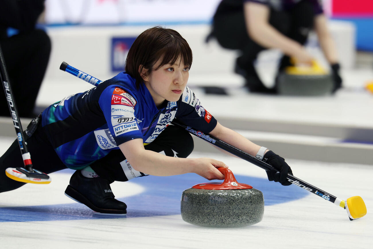 カーリング日本選手権　女子1次リーグ　ロコ・ソラーレ対フィロシーク青森　第8エンド、ストーンを投じるロコ・ソラーレ鈴木夕湖（撮影・宮地輝）