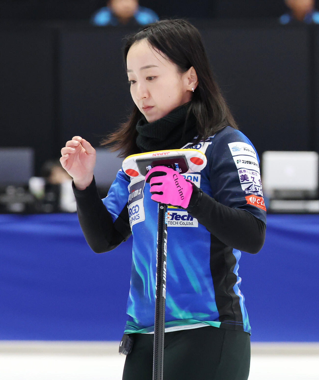 カーリング日本選手権　女子1次リーグ　ロコ・ソラーレ対フィロシーク青森　第9エンド、ショットがストーンに当たらず厳しい表情のロコ・ソラーレ藤沢五月（撮影・宮地輝）