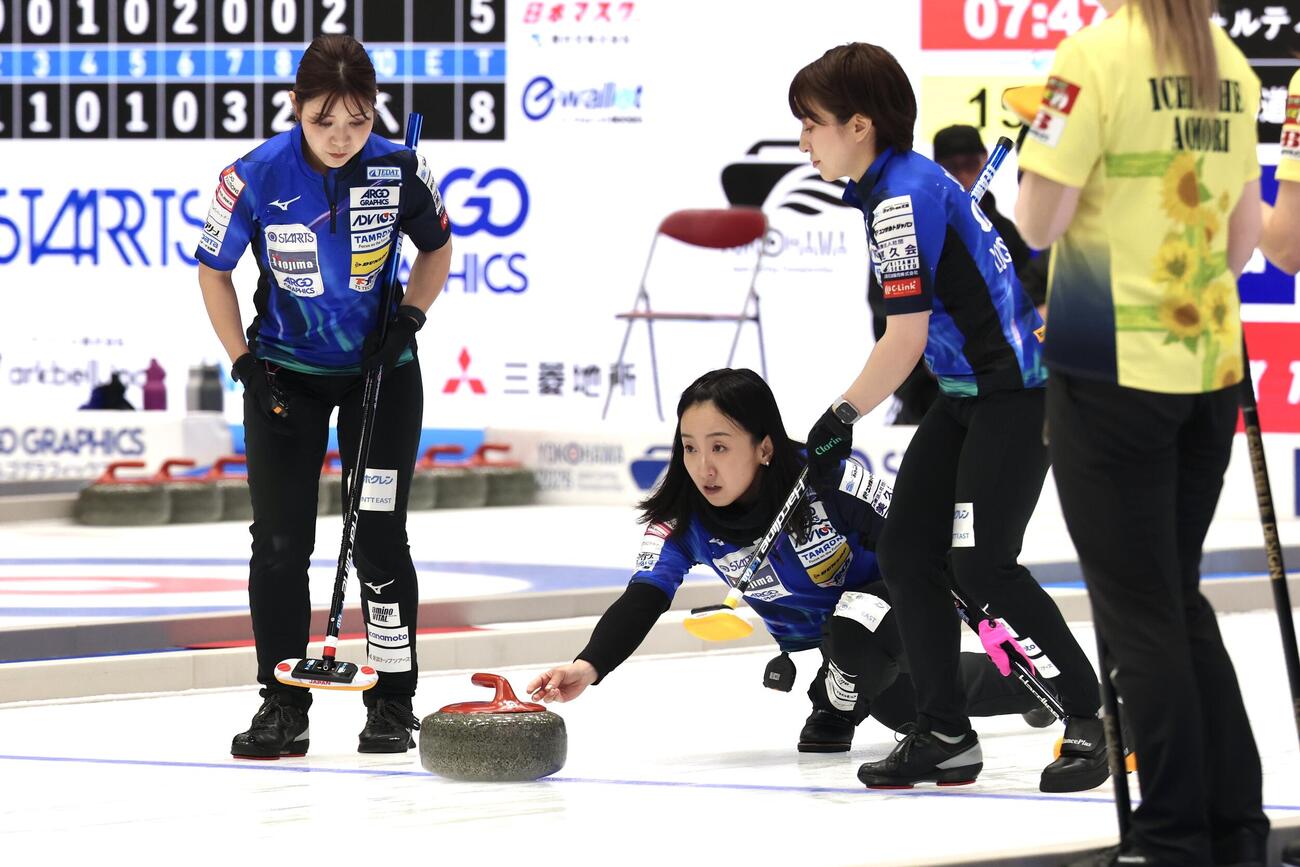 カーリング日本選手権　女子1次リーグ　ロコ・ソラーレ対フィロシーク青森　第9エンド、ストーンを投じるロコ・ソラーレ藤沢五月（撮影・宮地輝）