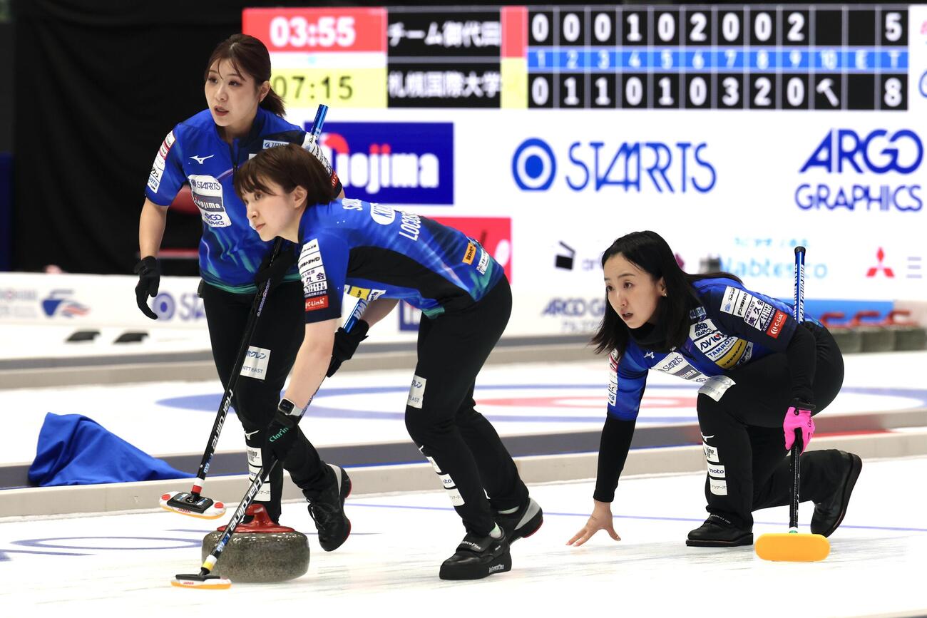 カーリング日本選手権　女子1次リーグ　ロコ・ソラーレ対フィロシーク青森　第9エンド、ストーンを投じたロコ・ソラーレ藤沢五月（右）（撮影・宮地輝）