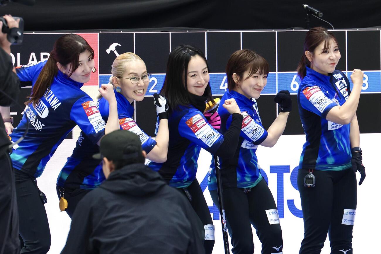 カーリング日本選手権　女子1次リーグ　ロコ・ソラーレ対フィロシーク青森　試合前、ポーズをとるロコ・ソラーレの選手たち（撮影・宮地輝）