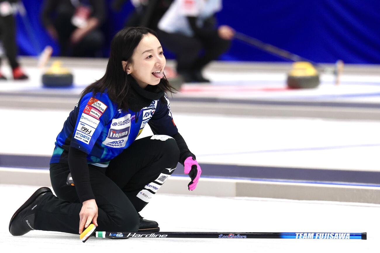 カーリング日本選手権　女子1次リーグ　ロコ・ソラーレ対フィロシーク青森　第4エンド、ストーンを投じ舌を出すロコ・ソラーレ藤沢五月（撮影・宮地輝）