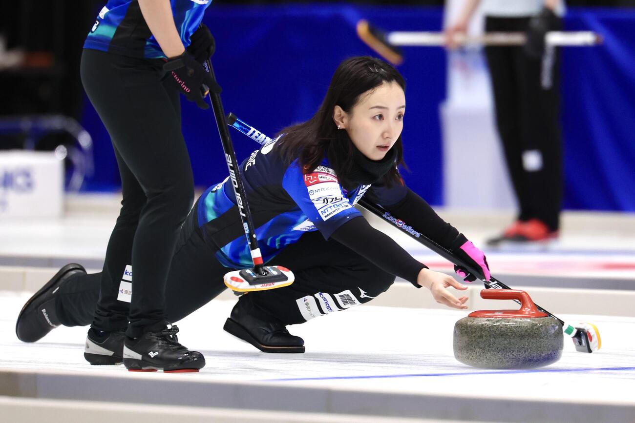 カーリング日本選手権　女子1次リーグ　ロコ・ソラーレ対フィロシーク青森　第1エンド、ストーンを投じるロコ・ソラーレ藤沢五月（撮影・宮地輝）