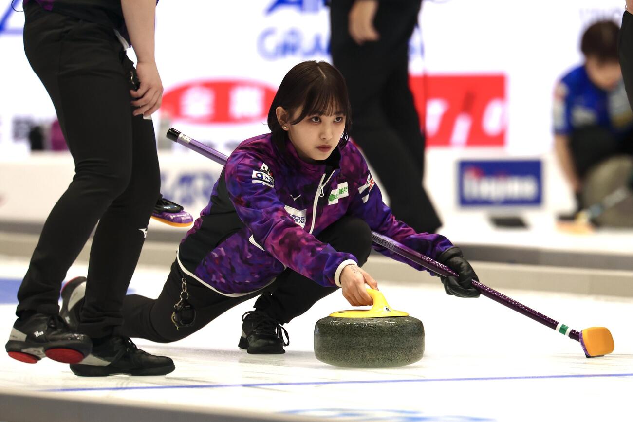 カーリング日本選手権　女子1次リーグ　フォルティウス対北海道銀行　第1エンド、ストーンを投じる北海道銀行の仁平美来（撮影・宮地輝）