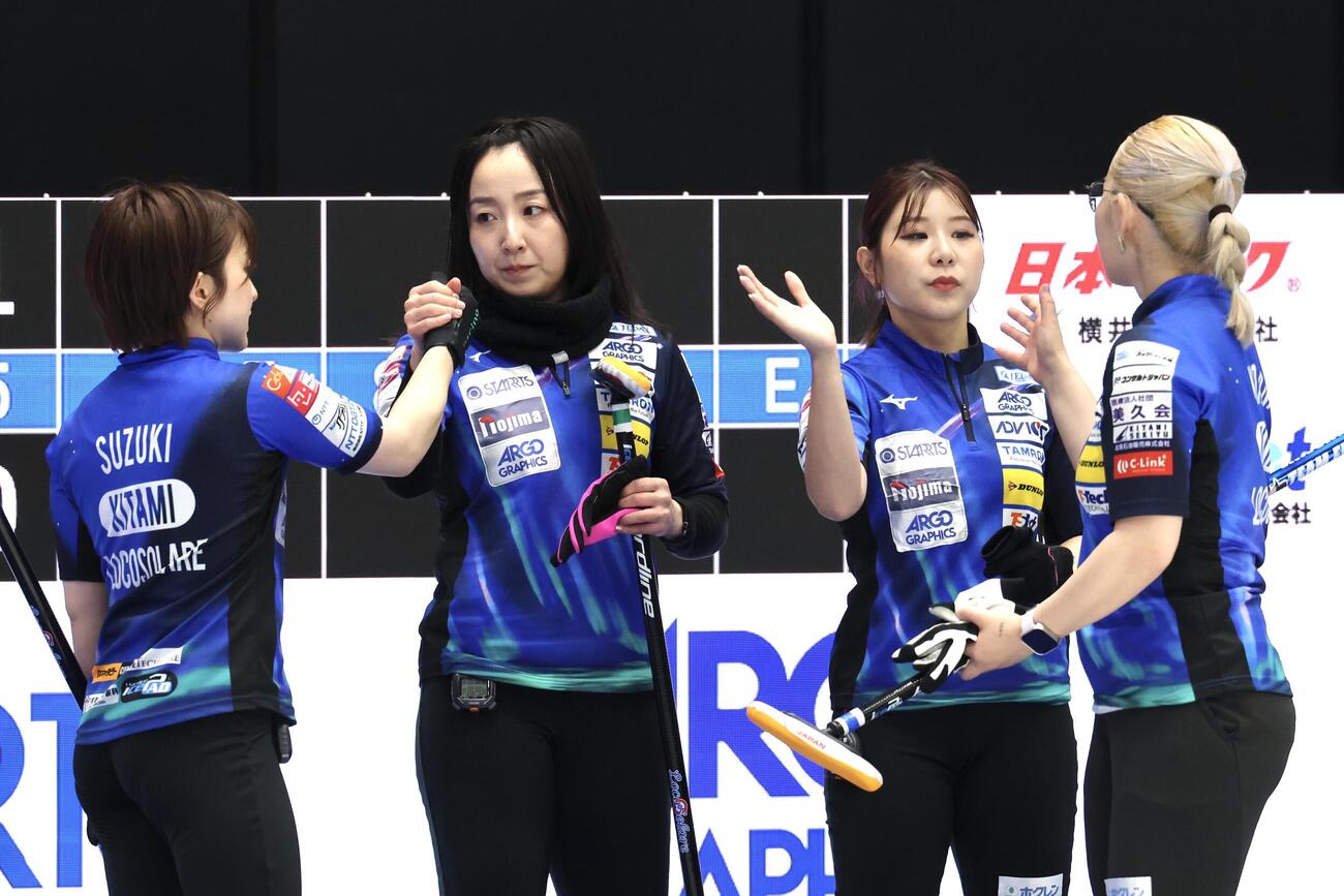 カーリング日本選手権　女子1次リーグ　ロコ・ソラーレ対フィロシーク青森　タッチを交わし第6エンドに向かうロコ・ソラーレの選手たち（撮影・宮地輝）＝2026年6月9日