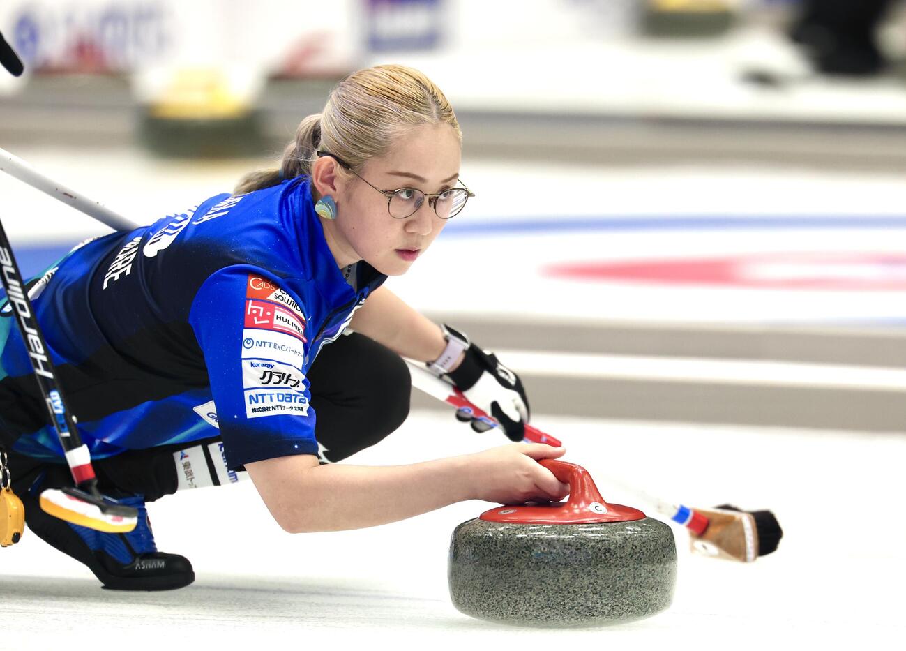 カーリング日本選手権　女子1次リーグ　ロコ・ソラーレ対フィロシーク青森　第4エンド、ストーンを投じるロコ・ソラーレ小穴桃里（撮影・宮地輝）