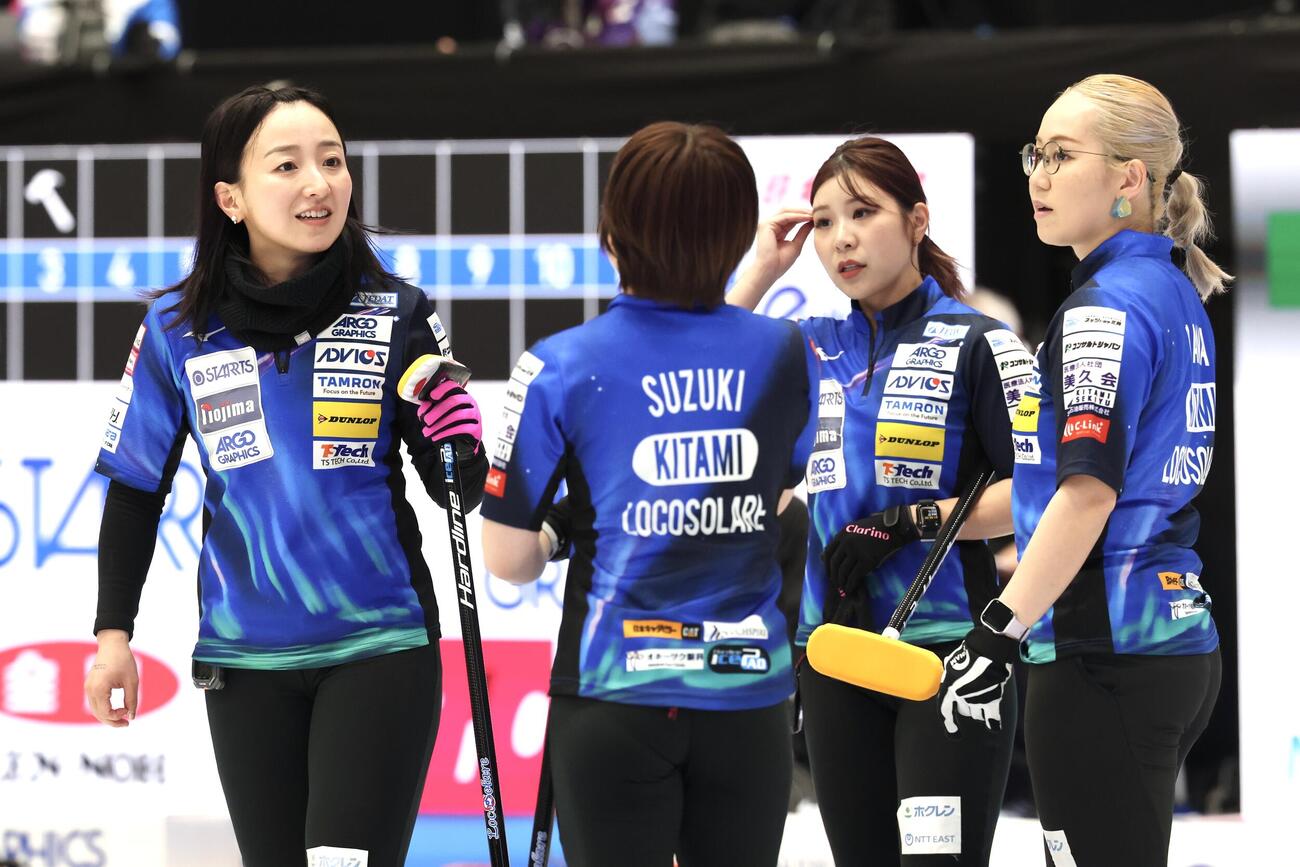 カーリング日本選手権　女子1次リーグ　ロコ・ソラーレ対フィロシーク青森　第2エンド、2点を奪ったロコ・ソラーレ（撮影・宮地輝）＝2026年6月9日