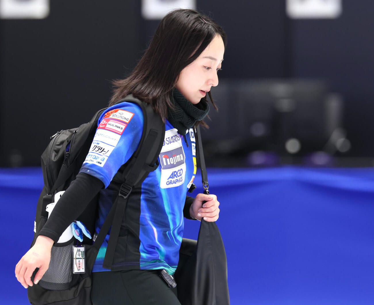 カーリング日本選手権　女子1次リーグ　ロコ・ソラーレ対フィロシーク青森　敗れて引き揚げるロコ・ソラーレ藤沢五月（撮影・宮地輝）