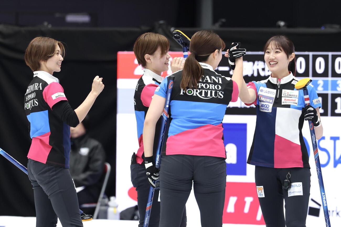 カーリング日本選手権　女子1次リーグ　フォルティウス対北海道銀行　第4エンド、3点を奪ったフォルティウス（撮影・宮地輝）