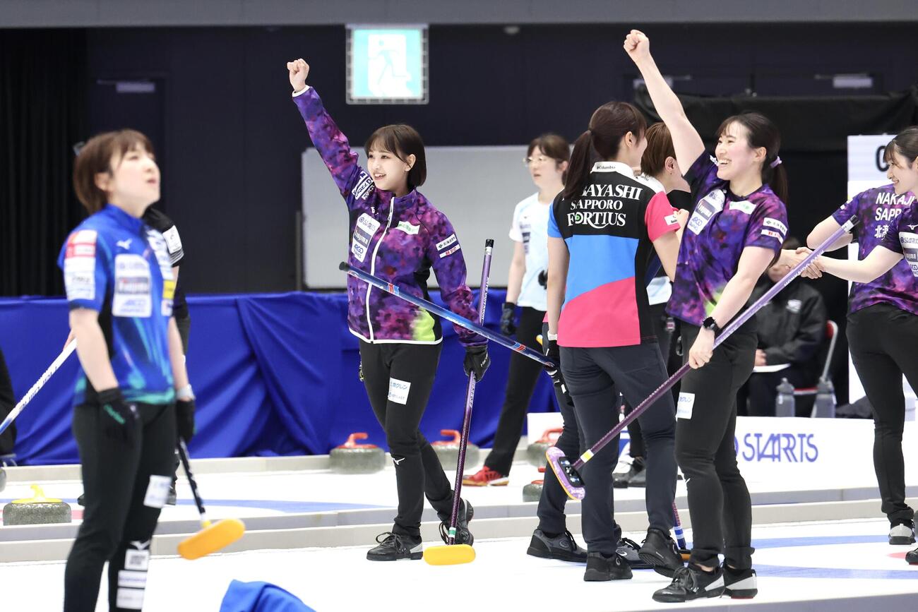 カーリング日本選手権　女子1次リーグ　フォルティウス対北海道銀行　勝利しガッツポーズする北海道銀行仁平美来（左）ら（撮影・宮地輝）＝2026年6月9日