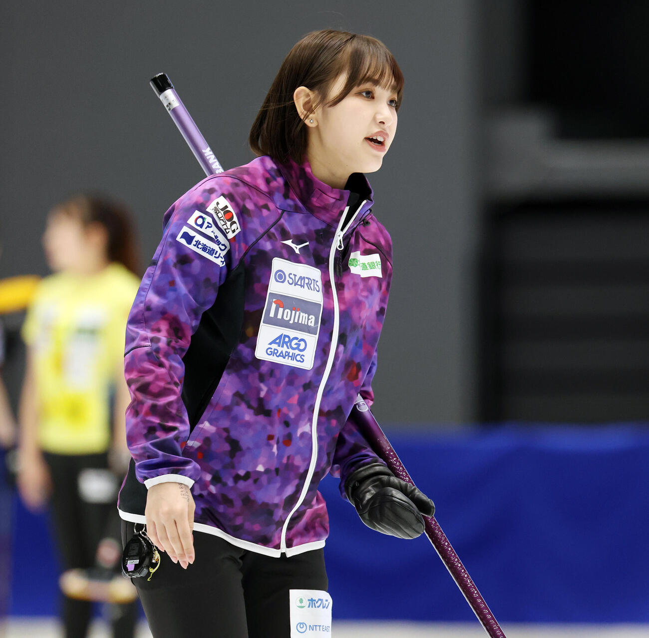 カーリング日本選手権　女子1次リーグ　フォルティウス対北海道銀行　第1エンド、ストーンを投じた北海道銀行仁平美来（撮影・宮地輝）＝2026年6月9日