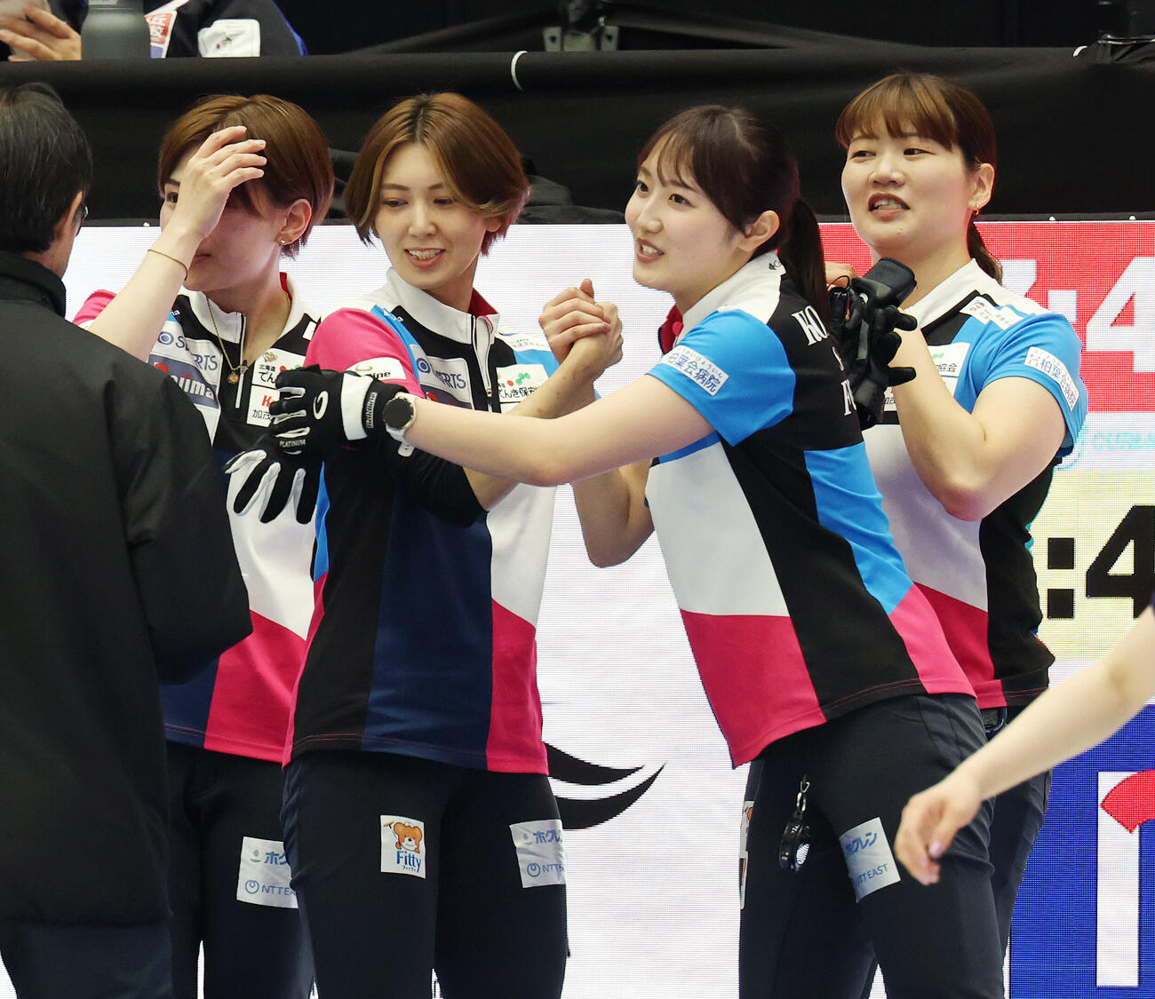 カーリング日本選手権　女子1次リーグ　フォルティウス対北海道銀行　敗れて健闘をたたえ合うフォルティウスの選手たち（撮影・宮地輝）＝2026年6月9日