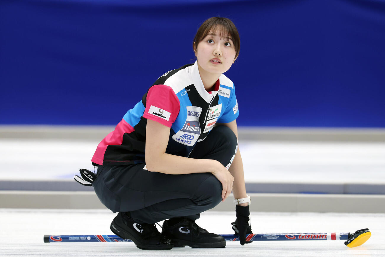 カーリング日本選手権　女子1次リーグ　フォルティウス対北海道銀行　第8エンド、ストーンを投じたフォルティウス小林未奈（撮影・宮地輝）＝2026年6月9日