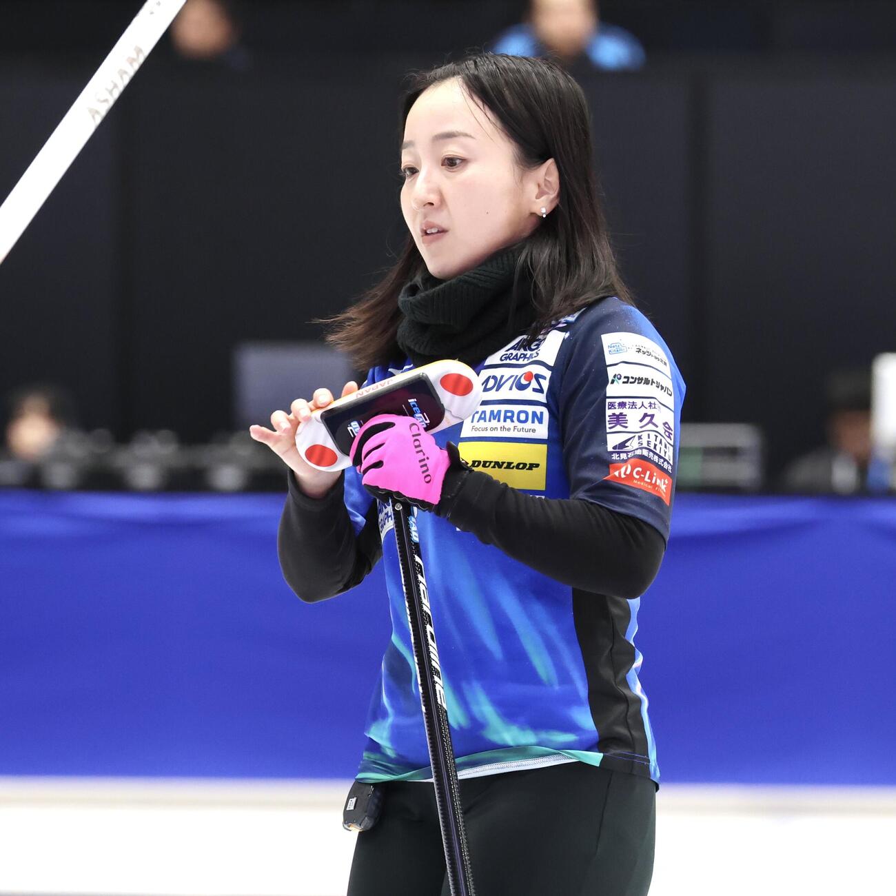 カーリング日本選手権　女子1次リーグ　ロコ・ソラーレ対フィロシーク青森　第9エンド、ショットがストーンに当たらず厳しい表情のロコ・ソラーレ藤沢五月（撮影・宮地輝）