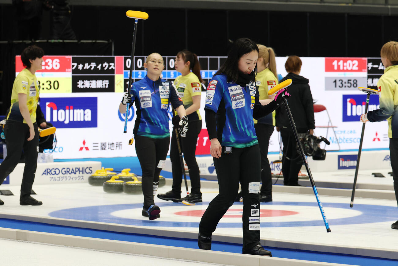 カーリング日本選手権　女子1次リーグ　ロコ・ソラーレ対フィロシーク青森　第7エンド、3点を奪われ厳しい表情のロコ・ソラーレ藤沢五月（撮影・宮地輝）＝2026年6月9日