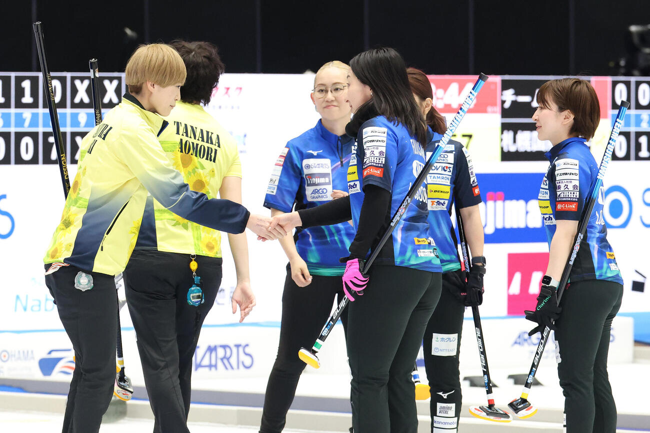 カーリング日本選手権　女子1次リーグ　ロコ・ソラーレ対フィロシーク青森　敗れてフィロシーク青森の選手たちと握手を交わすロコ・ソラーレ藤沢五月（中央）ら（撮影・宮地輝）＝2026年6月9日